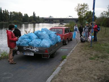 meziskldka odpadu pod Barrandovskm mostem